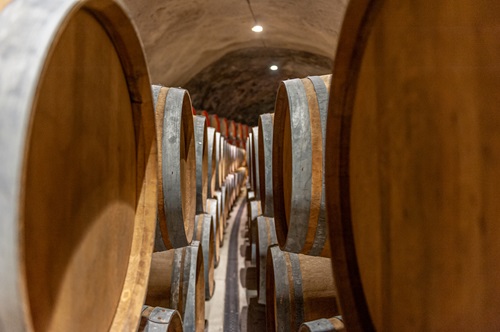 tonneaux de spiritueux en bois dans une cave